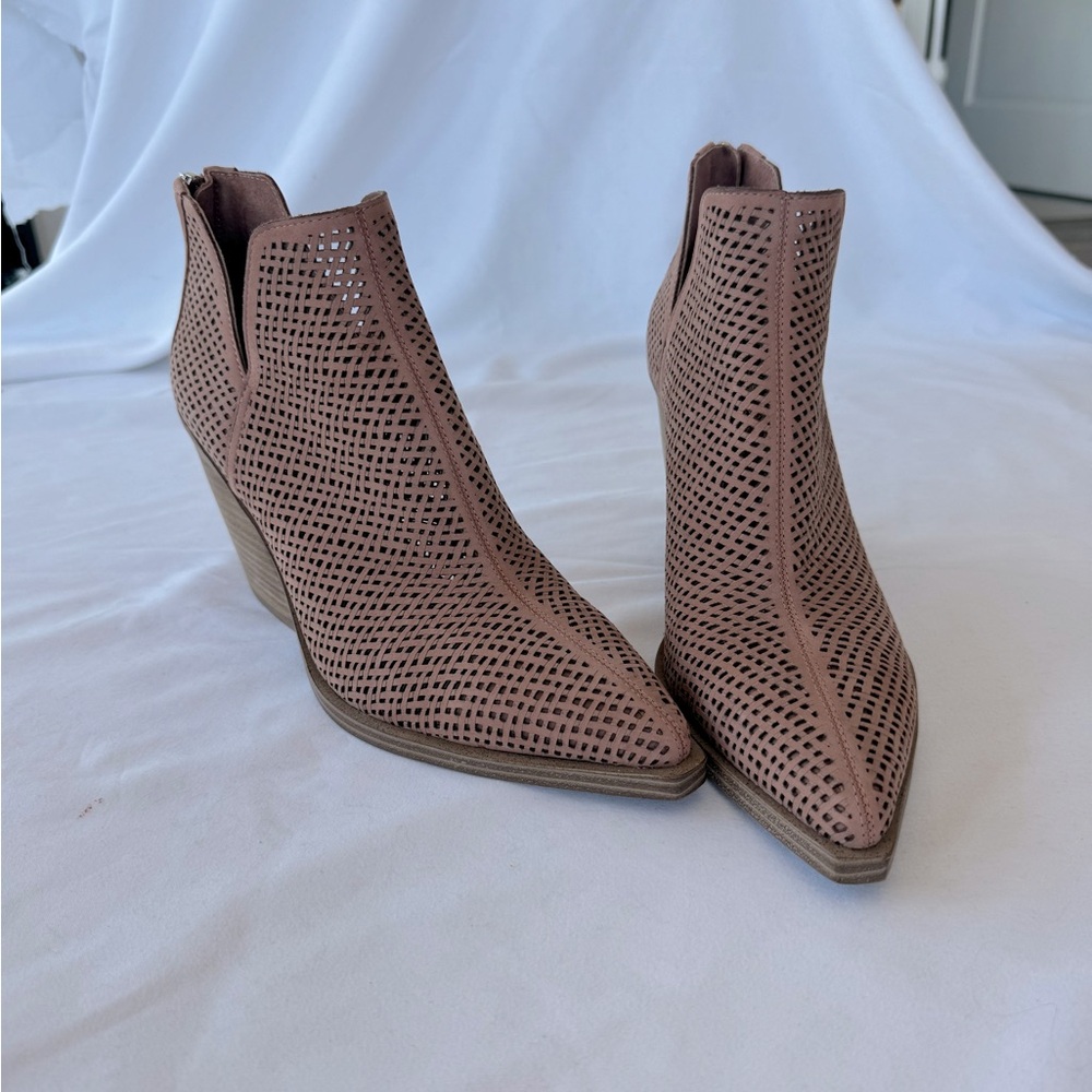 Vince Camuto Laser Cutout Pointy Toe Women’s Booties Size 7.5